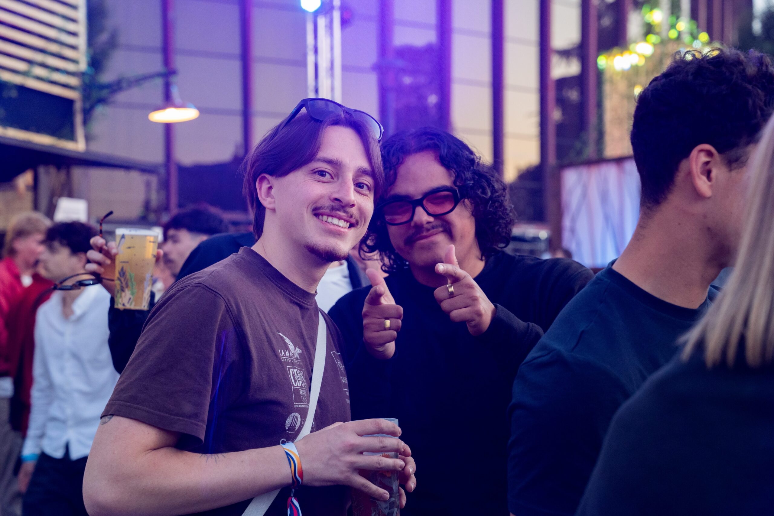 Deux festivaliers sourient à la caméra lors du festival Les 3 Éléphants